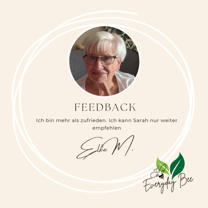 Ältere Frau mit Brille, lächelnd, gibt positives Feedback. Unterschrift: Ella M.